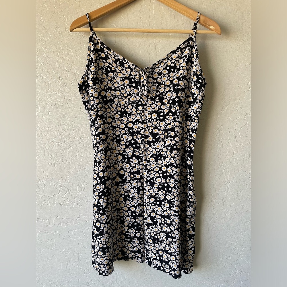 🖤 EUC Hollister Dress in Black w/White Daisies 🤍🖤